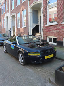 912547 Afbeelding van een 'plantenbak op wielen', een zogenaamde 'parklet', geparkeerd ter hoogte van het pand ...